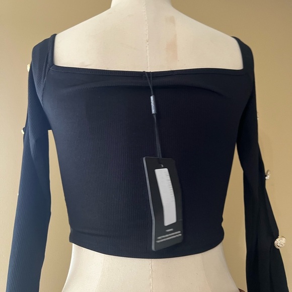 PrettyLittleThing Black Fitted Crop Bodysuit - Picture 5 of 12